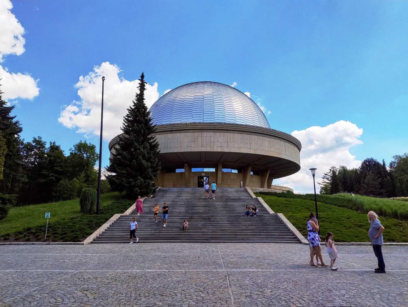 Park Śląski wyremontuje aleję Planetarium. Klinkier zostanie?