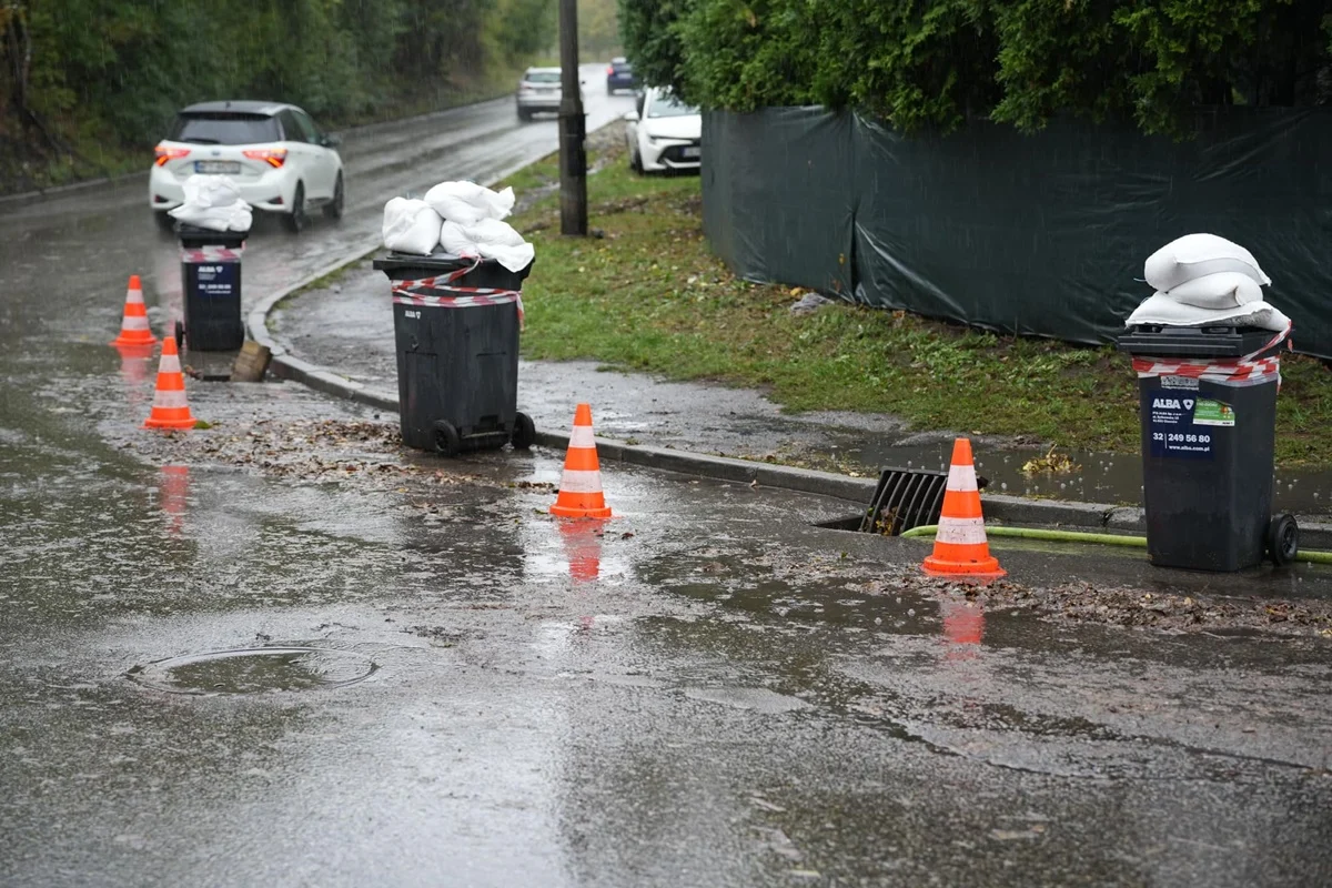 Zalane piwnice i ulice – Chorzów pod wodą, służby walczą z opadami