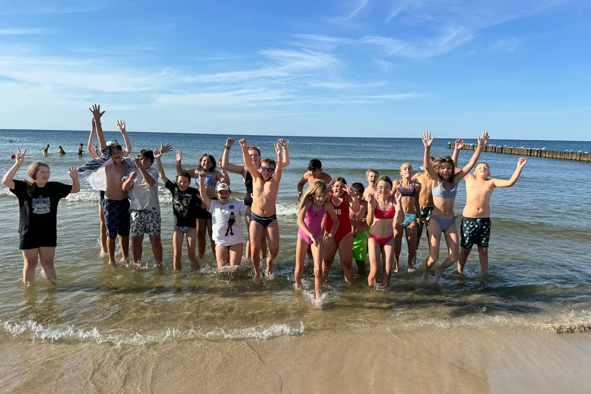 Siatkarskie wakacje nad Bałtykiem: Świętochłowiccy uczniowie SP2 aktywni w lecie