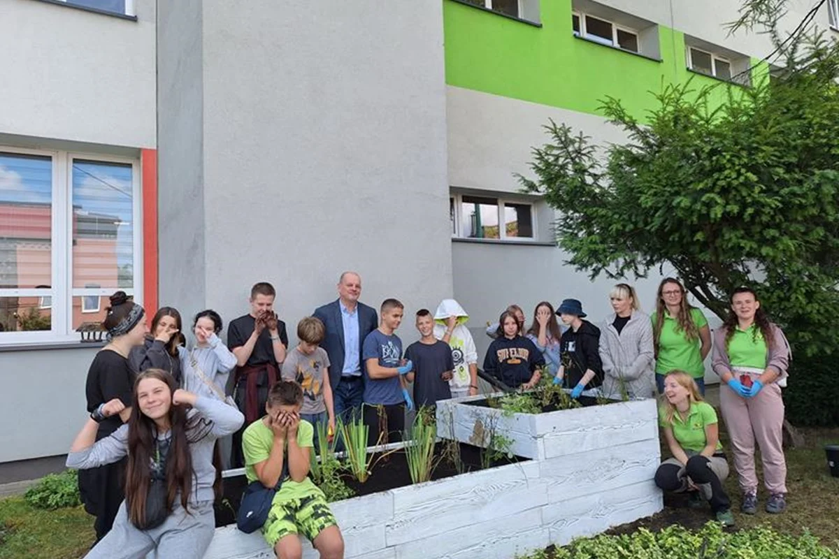 Uczniowie SPS nr 10 stworzyli ogród deszczowy w ramach programu GZM [GALERIA]