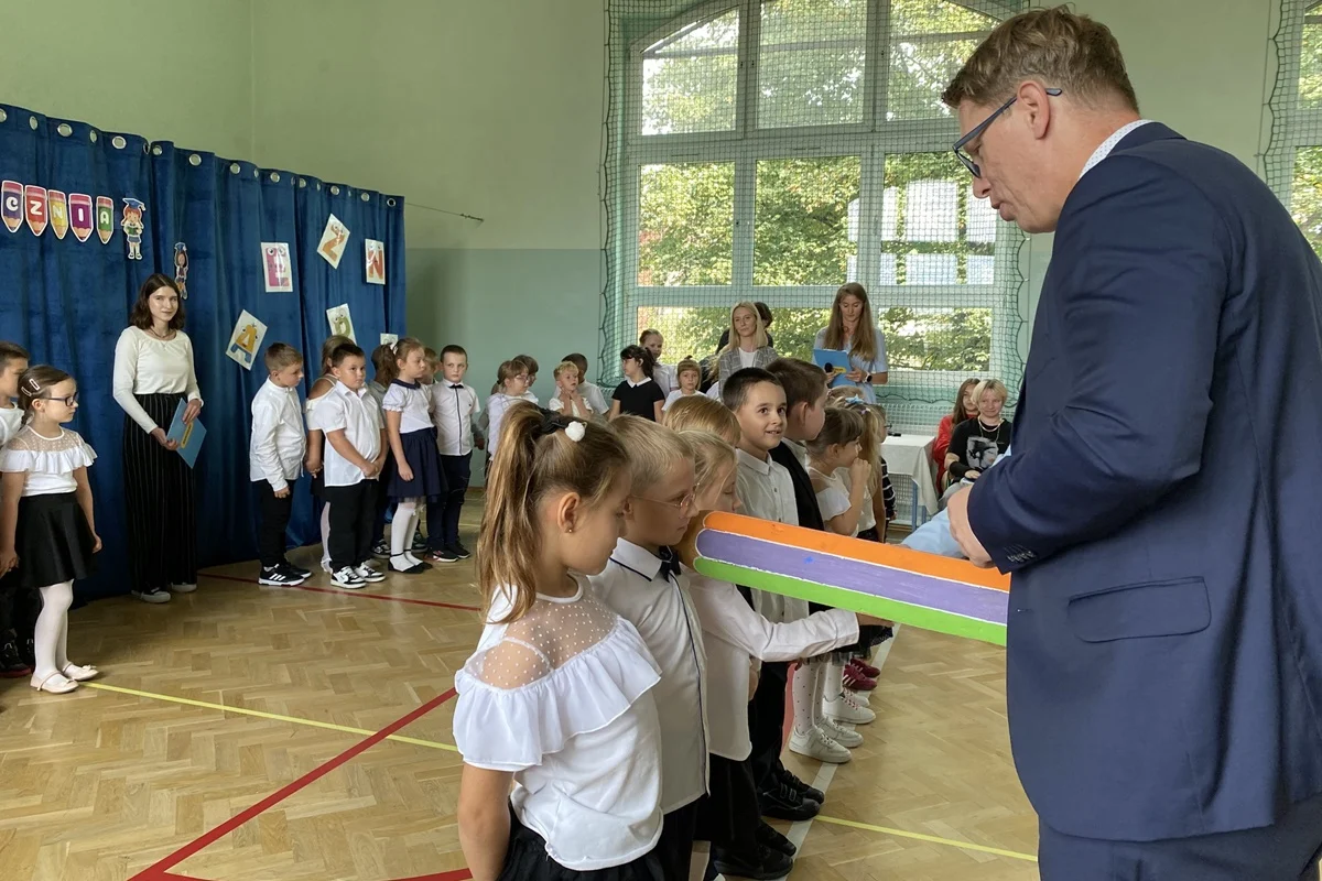 Wielka radość w Szkole Podstawowej nr 17 – pasowanie na ucznia i nowy plac zabaw