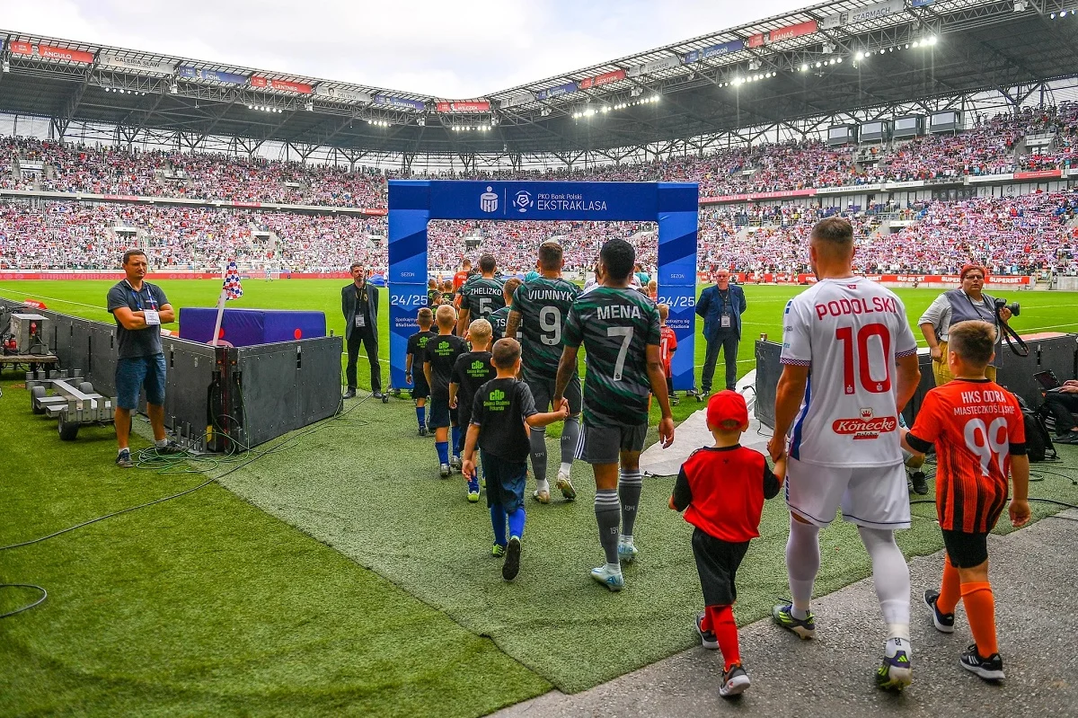 Pięć bramek na R81 i przegrana z Lechią. Relacja z meczu [FOTO]