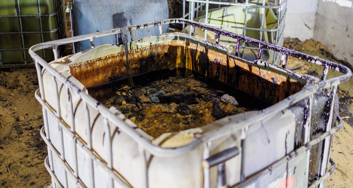 Chemiczne odpady na ul. Składowej w Zabrzu czekają na usunięcie