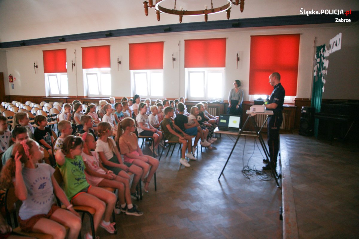 Uczniowie Szkoły Podstawowej nr 37 spotkali się z policjantami