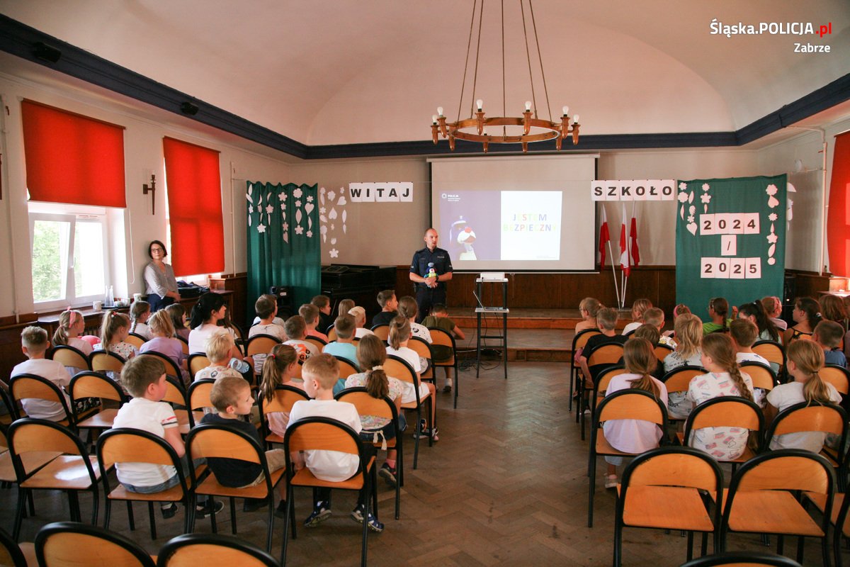 Uczniowie Szkoły Podstawowej nr 37 spotkali się z policjantami
