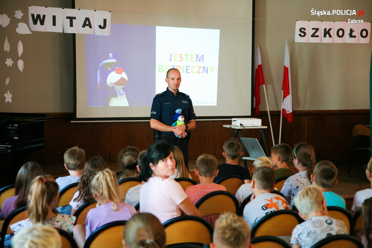 Uczniowie Szkoły Podstawowej nr 37 spotkali się z policjantami