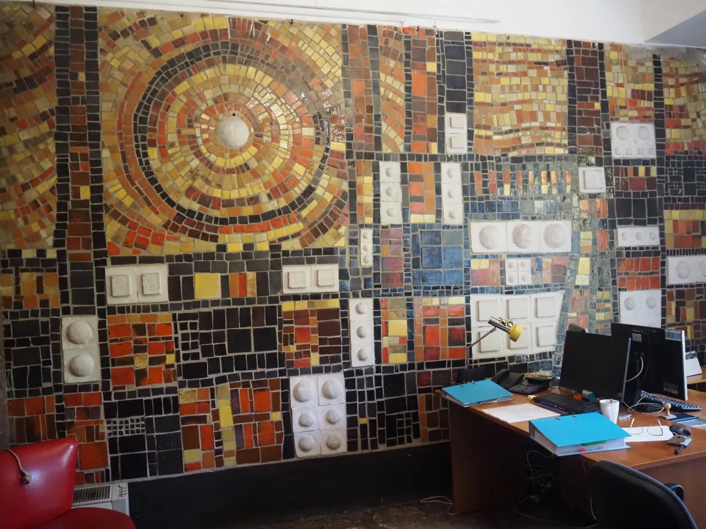 Kto stworzył mozaikę w DMiT? Artysta poszukiwany!