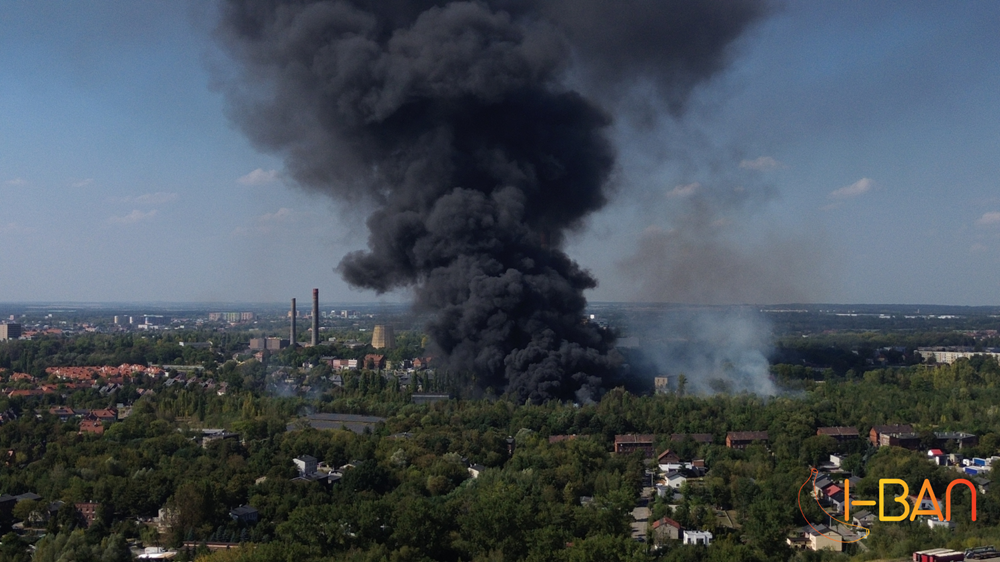 [AKTUALIZACJA] Pożar w Zabrzu: Płoną trawy i śmieci na terenach przy ulicy Sierakowskiego