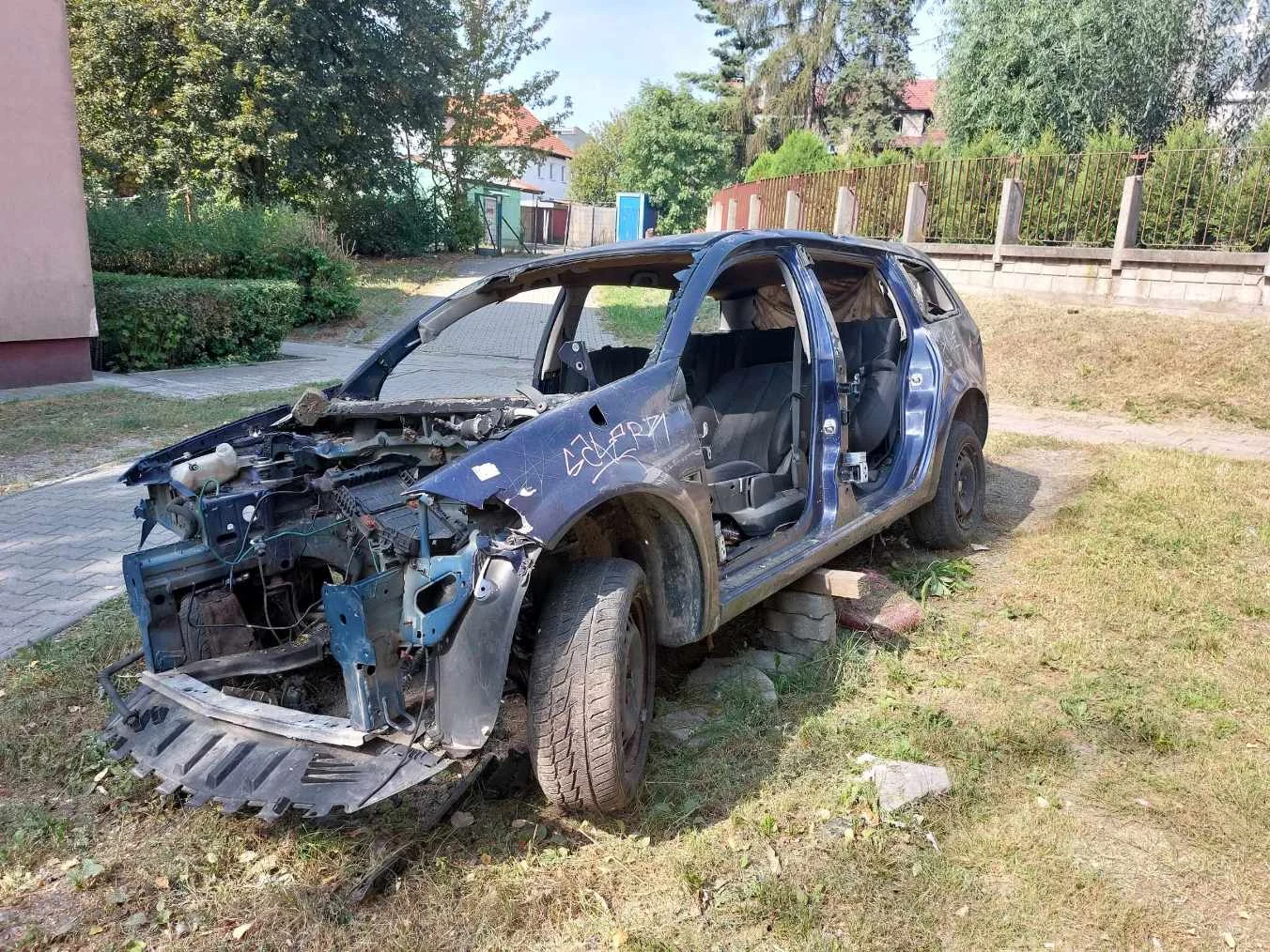 Cud! Wrak na skwerku przy Zamenhoffa usunięty!