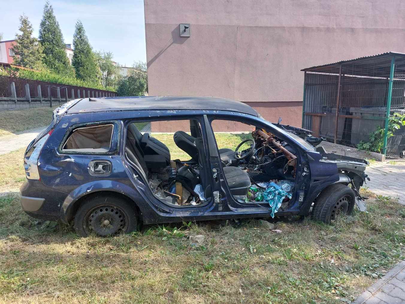 Między blokami od miesięcy stoi wrak samochodu. Służby i miasto są bezradne?