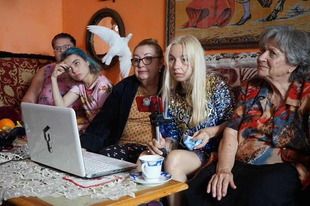 Spektakularny chaos i korporacyjny absurd – nowy film Radu Jude już dziś w kinie Patria!