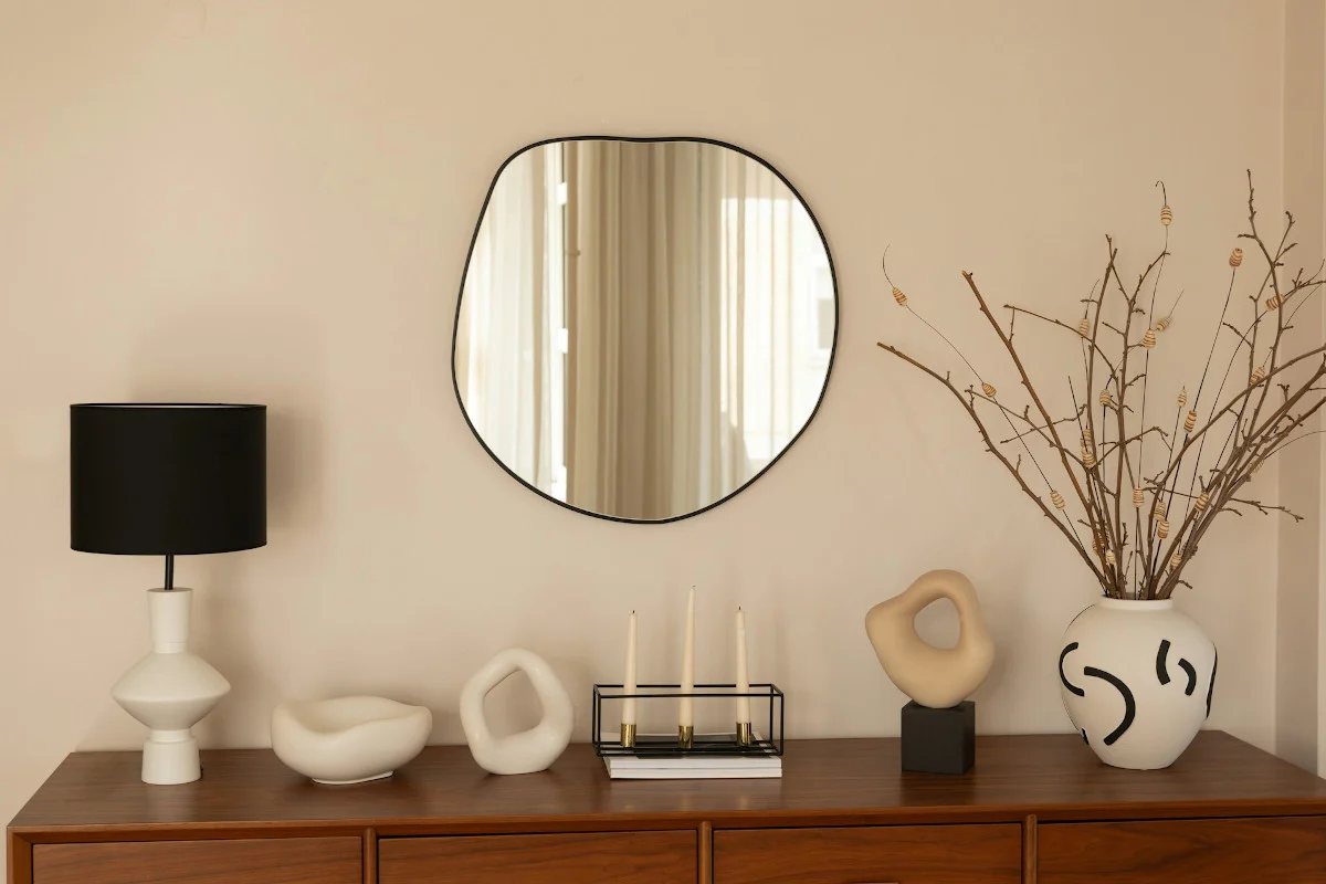 Szkło vs. akryl – porównanie materiałów w produkcji luster