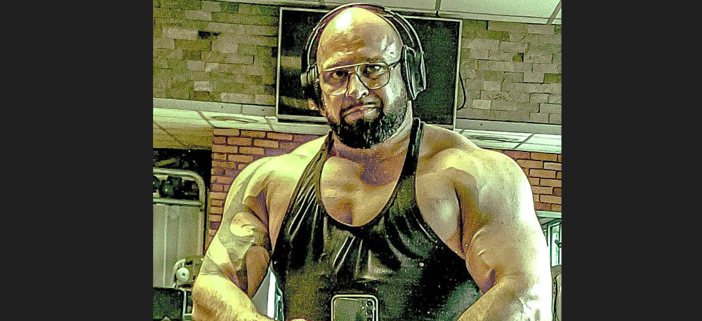 Adam Łaskawski opowiada o swoich sukcesach w wyciskaniu sztangi leżąc