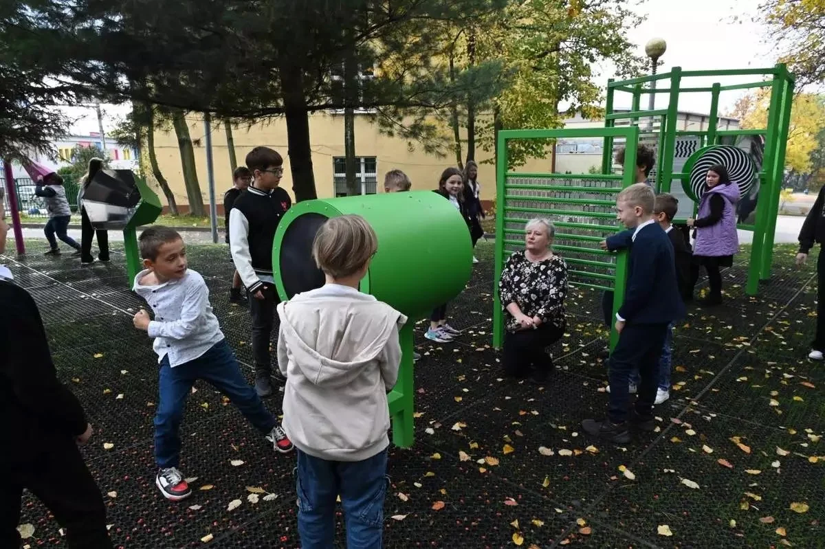 Nauka przez zabawę – nowe interaktywne urządzenia przy SP 21 [FOTO]