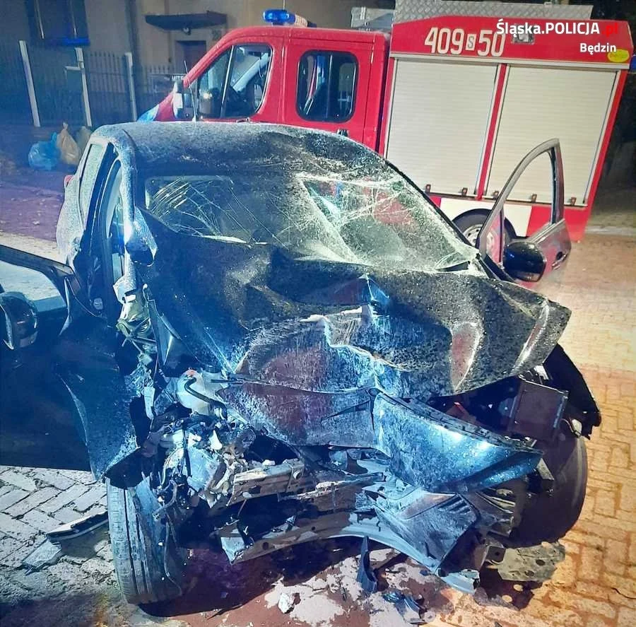 Tragiczny wypadek w Wojkowicach. Kierowca nissana zginął po uderzeniu w filar OSP