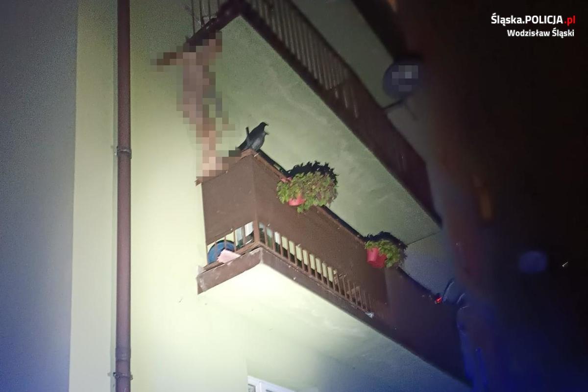 Nagi 29-latek przeskakiwał z balkonu na balkon – dynamiczna akcja policji
