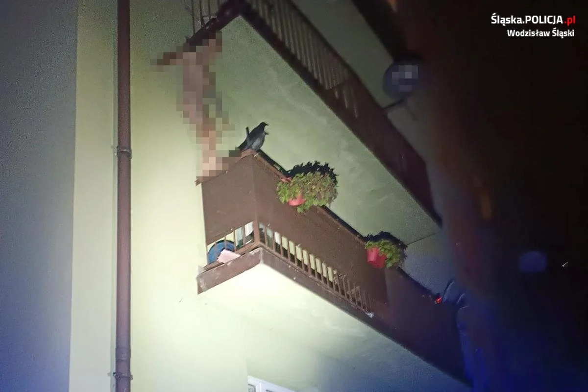 Nagi 29-latek przeskakiwał z balkonu na balkon – dynamiczna akcja policji