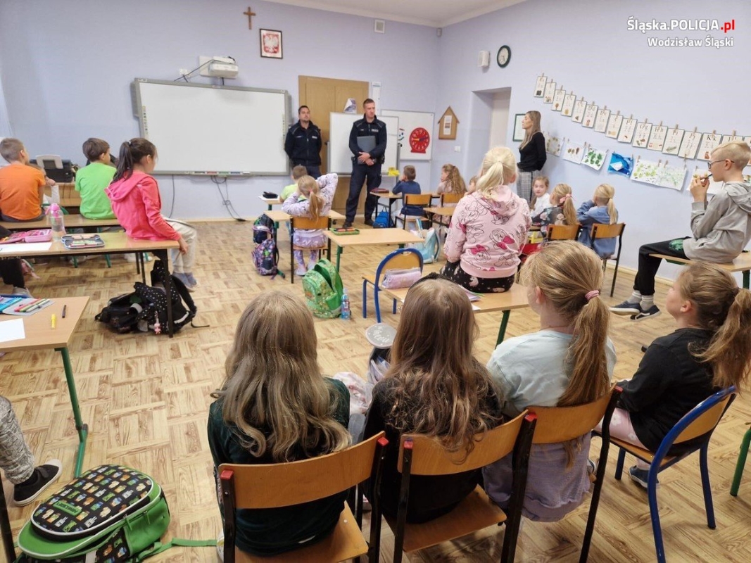 Policjanci uczą bezpieczeństwa najmłodszych: akcja profilaktyczna w szkole w Olzie