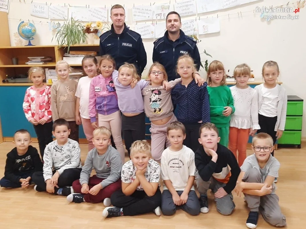 Policjanci uczą bezpieczeństwa najmłodszych: akcja profilaktyczna w szkole w Olzie