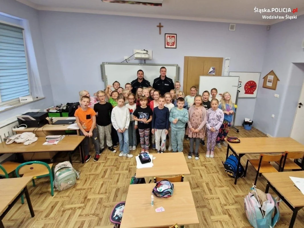Policjanci uczą bezpieczeństwa najmłodszych: akcja profilaktyczna w szkole w Olzie