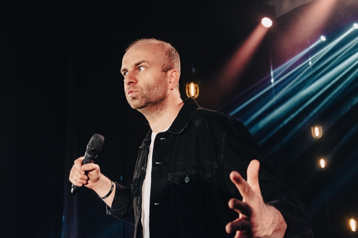 Stand-up pełen emocji i śmiechu – Marcin Zbigniew Wojciech w WCK!