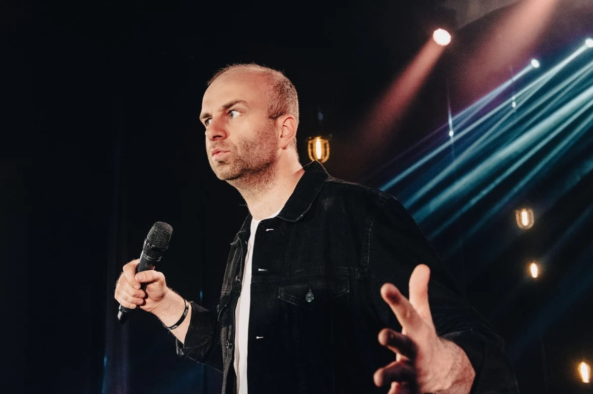 Stand-up pełen emocji i śmiechu – Marcin Zbigniew Wojciech w WCK!