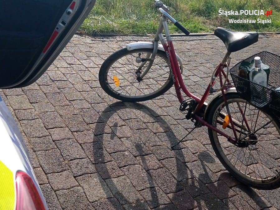 35-latek zatrzymany na rowerze z 4 promilami i następnym asortymentem w koszu