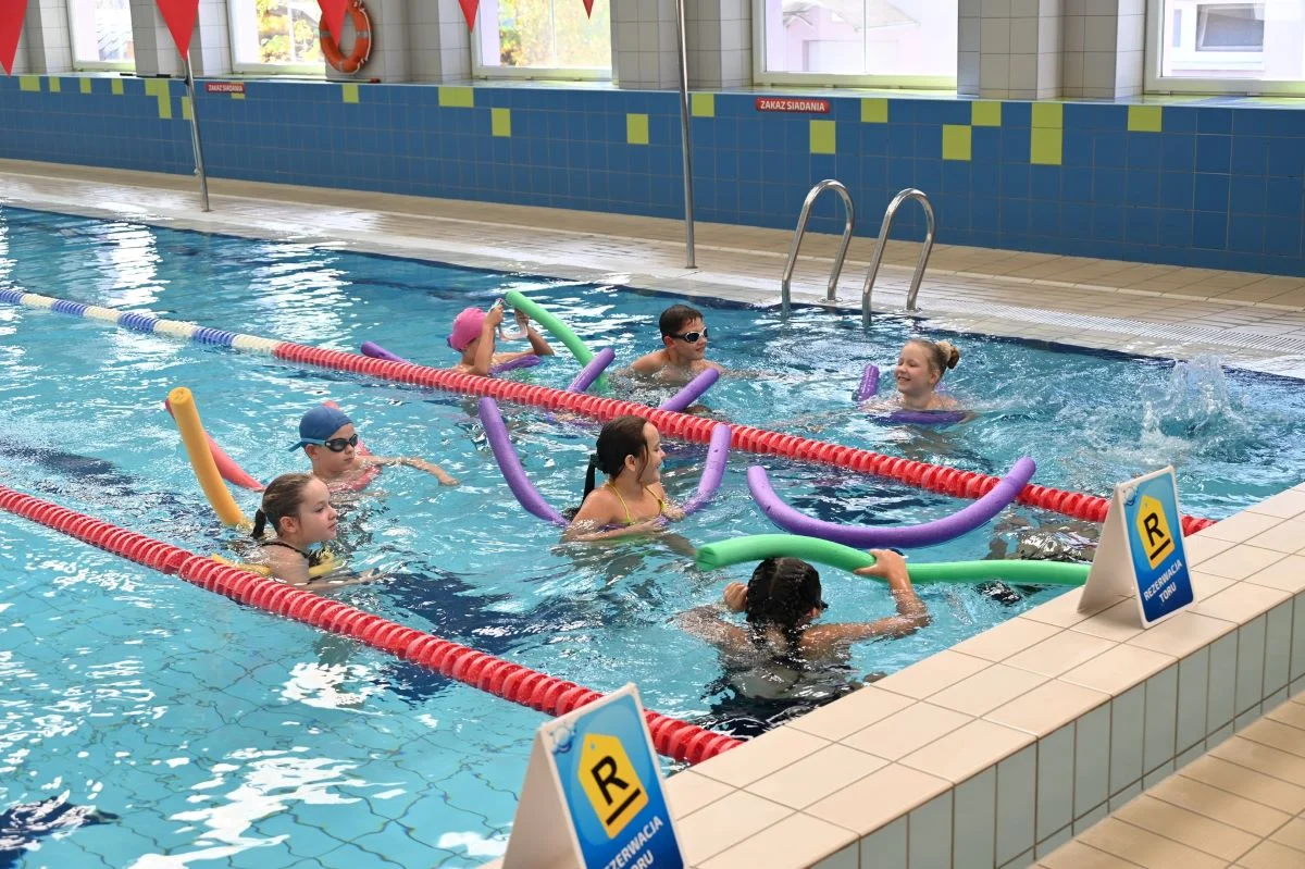 Wodzisław Śląski inwestuje w przyszłość – dzieci uczą się pływać na MANCIE!