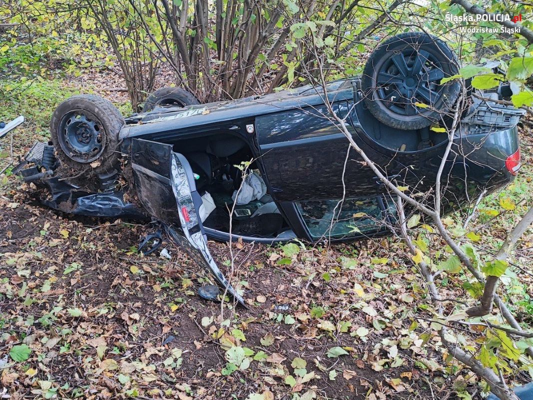 Nadmierna prędkość prowadzi do tragedii: 18-latek dachował w Wodzisławiu Śląskim