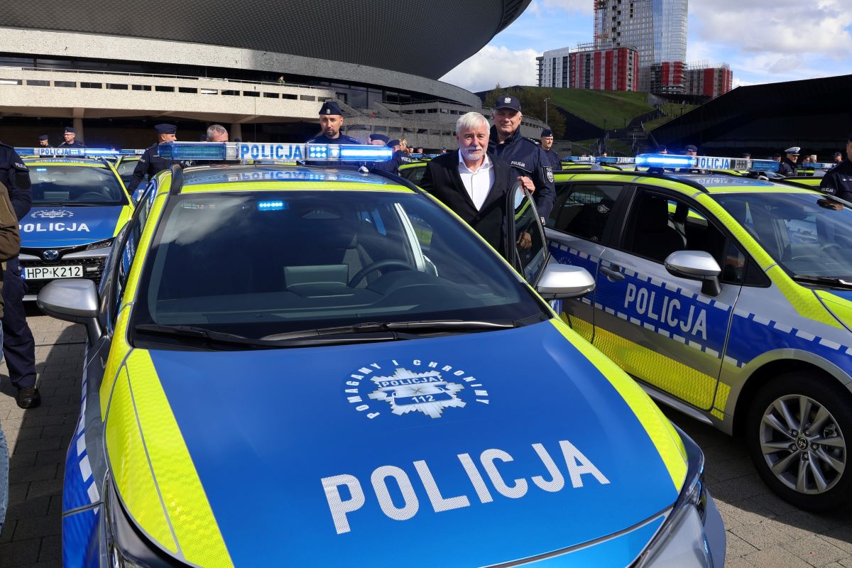 Śląska Policja otrzymała nowe radiowozy. Nowy pojazd trafił również do Łazisk Górnych