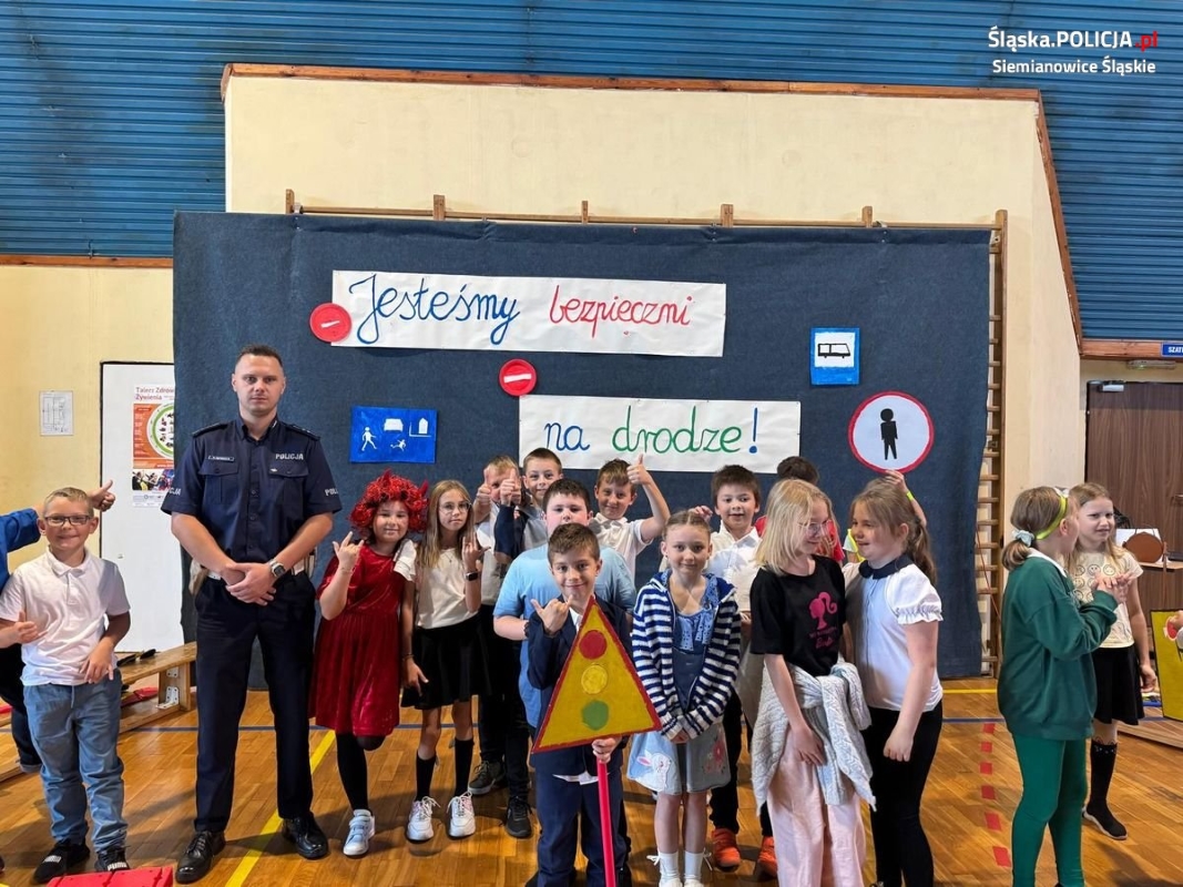 Odblaski, foteliki i przejścia - drogówka edukuje najmłodszych