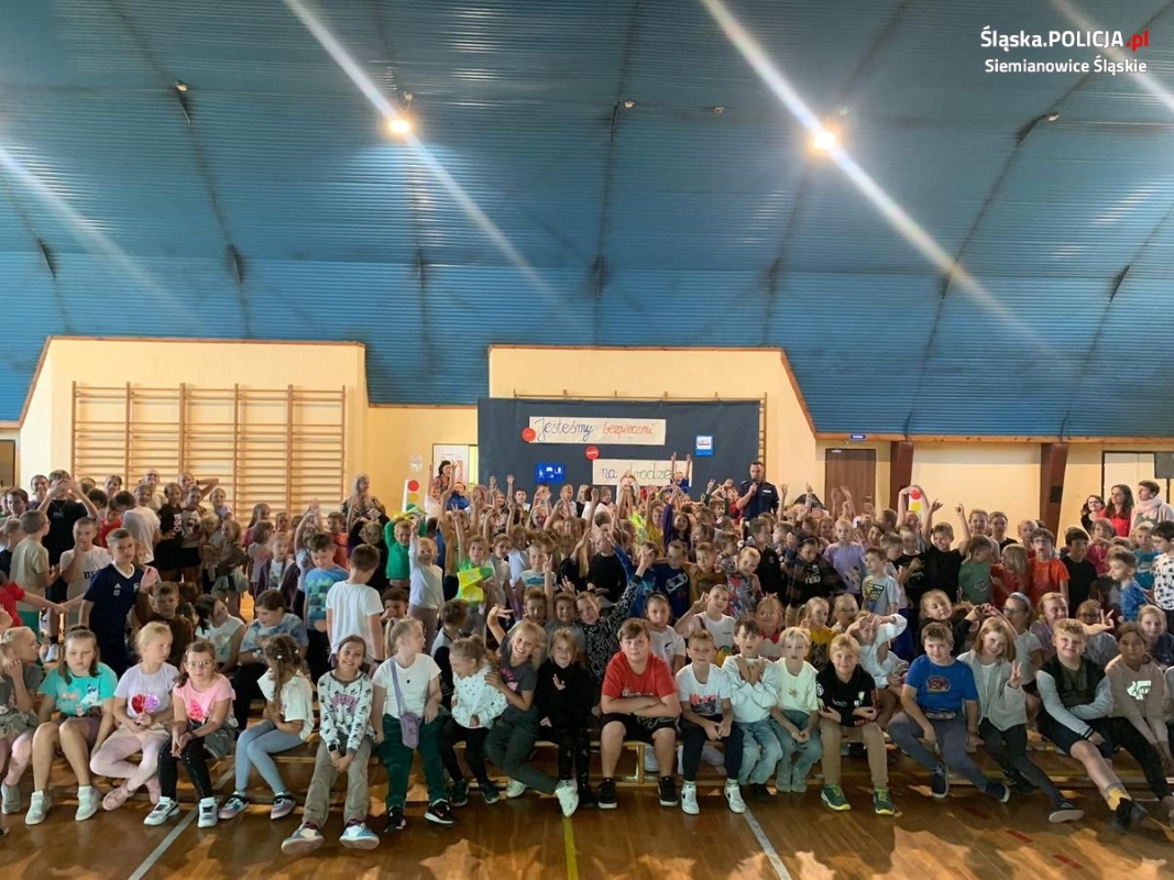 Odblaski, foteliki i przejścia - drogówka edukuje najmłodszych