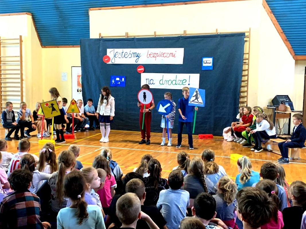 Odblaski, foteliki i przejścia - drogówka edukuje najmłodszych