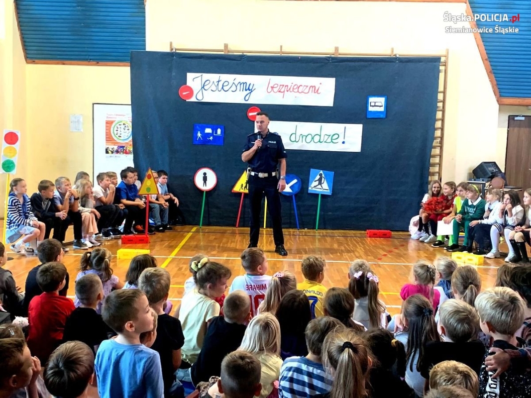 Odblaski, foteliki i przejścia - drogówka edukuje najmłodszych