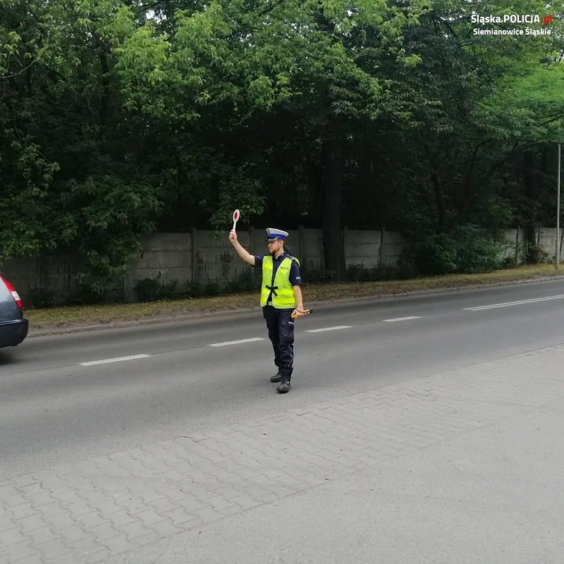 Bez świateł i bez prawa jazdy – kierowca mercedesa złamał sądowy zakaz