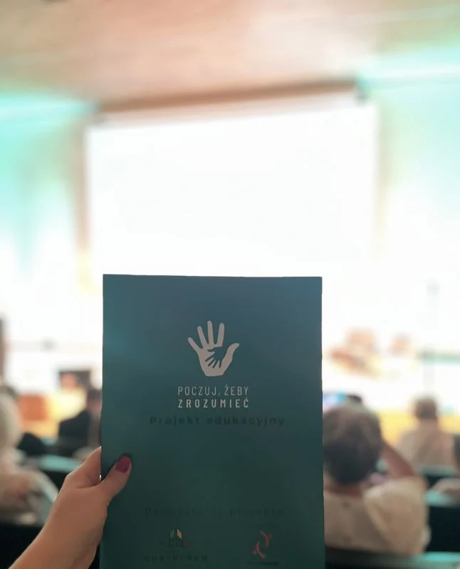 „Poczuj, żeby zrozumieć” – konferencja, która zmienia spojrzenie na życie seniorów