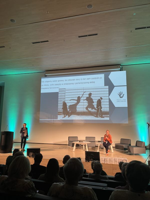 „Poczuj, żeby zrozumieć” – konferencja, która zmienia spojrzenie na życie seniorów