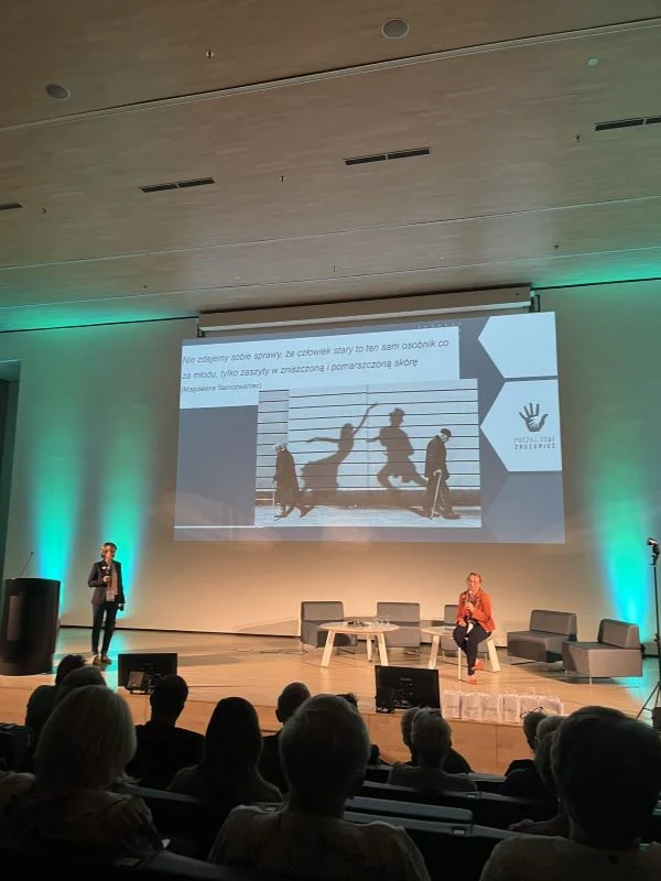 „Poczuj, żeby zrozumieć” – konferencja, która zmienia spojrzenie na życie seniorów