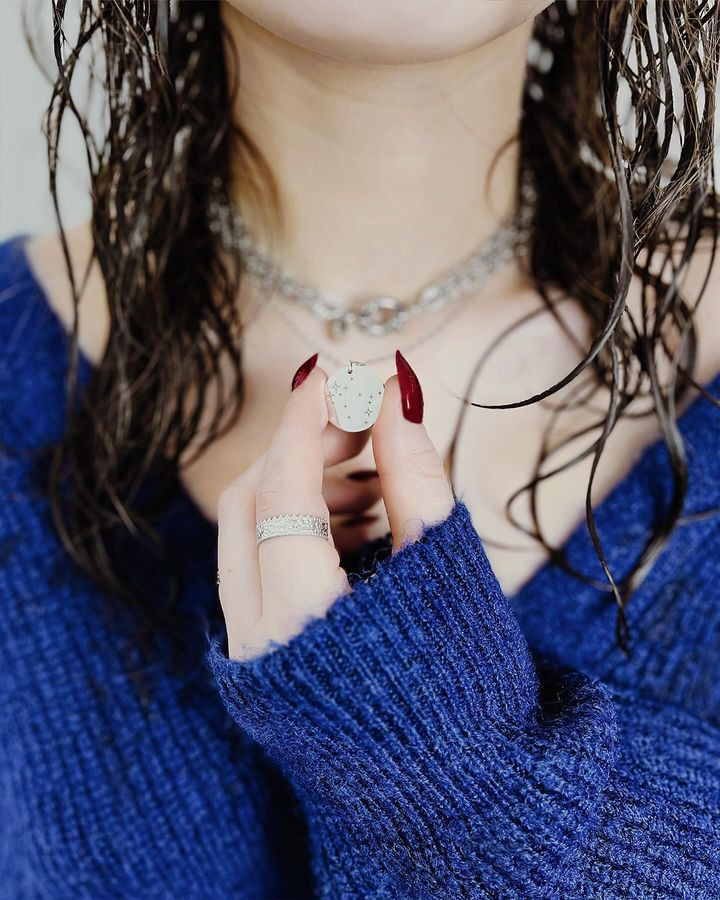 Biżuteria dla mamy - jak wybrać najlepszy produkt na prezent?