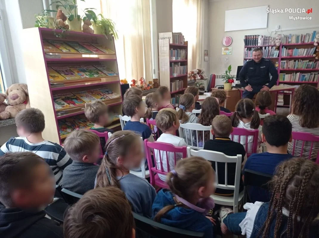 Policjanci uczą dzieci bezpieczeństwa: prelekcja w Mysłowickiej bibliotece