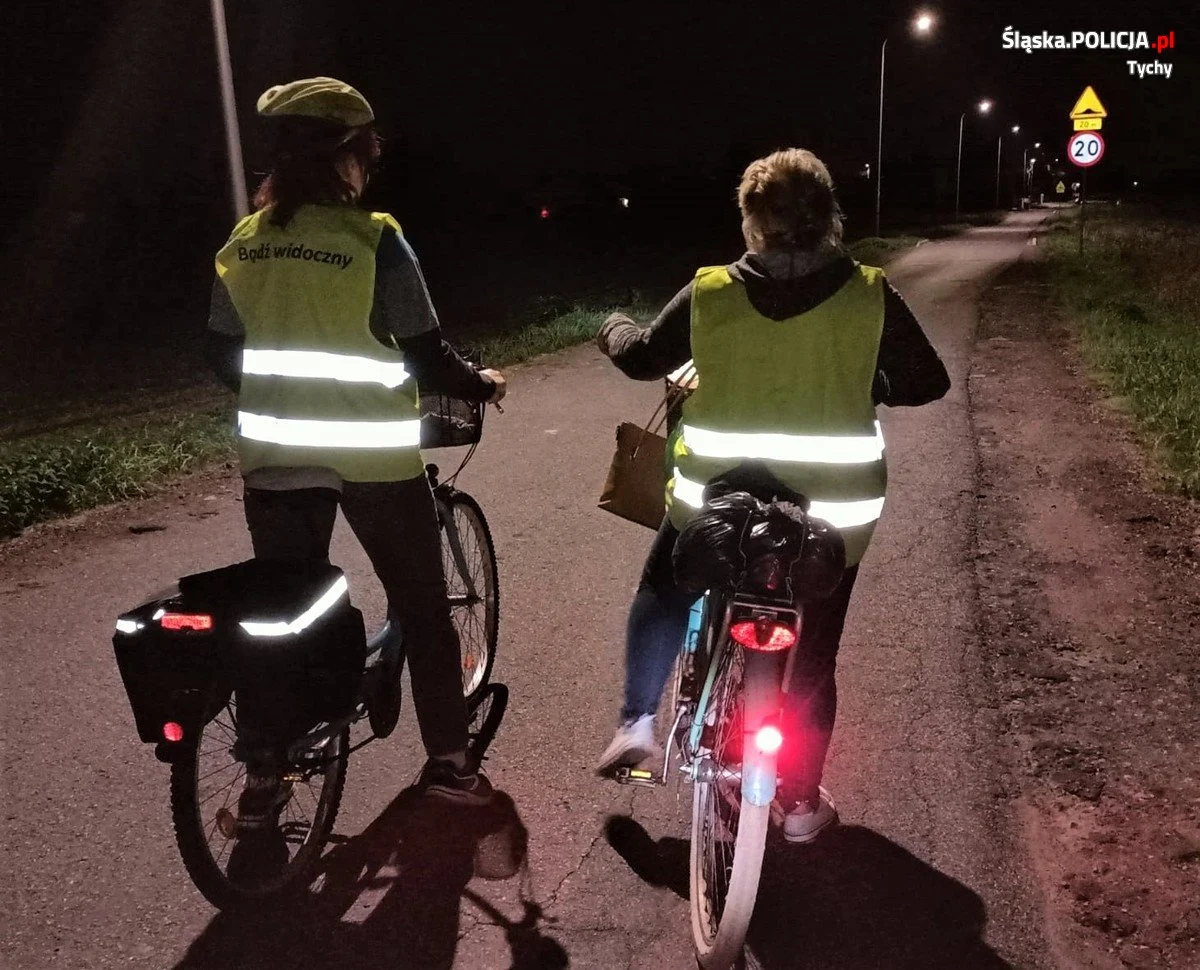 Tyscy piesi świecą przykładem: policja apeluje o noszenie odblasków