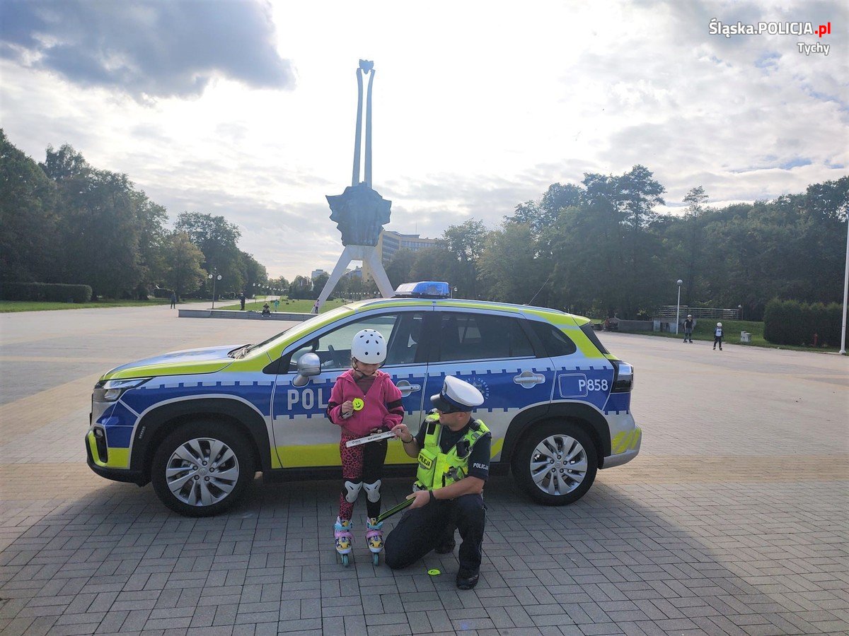 Tyscy piesi świecą przykładem: policja apeluje o noszenie odblasków