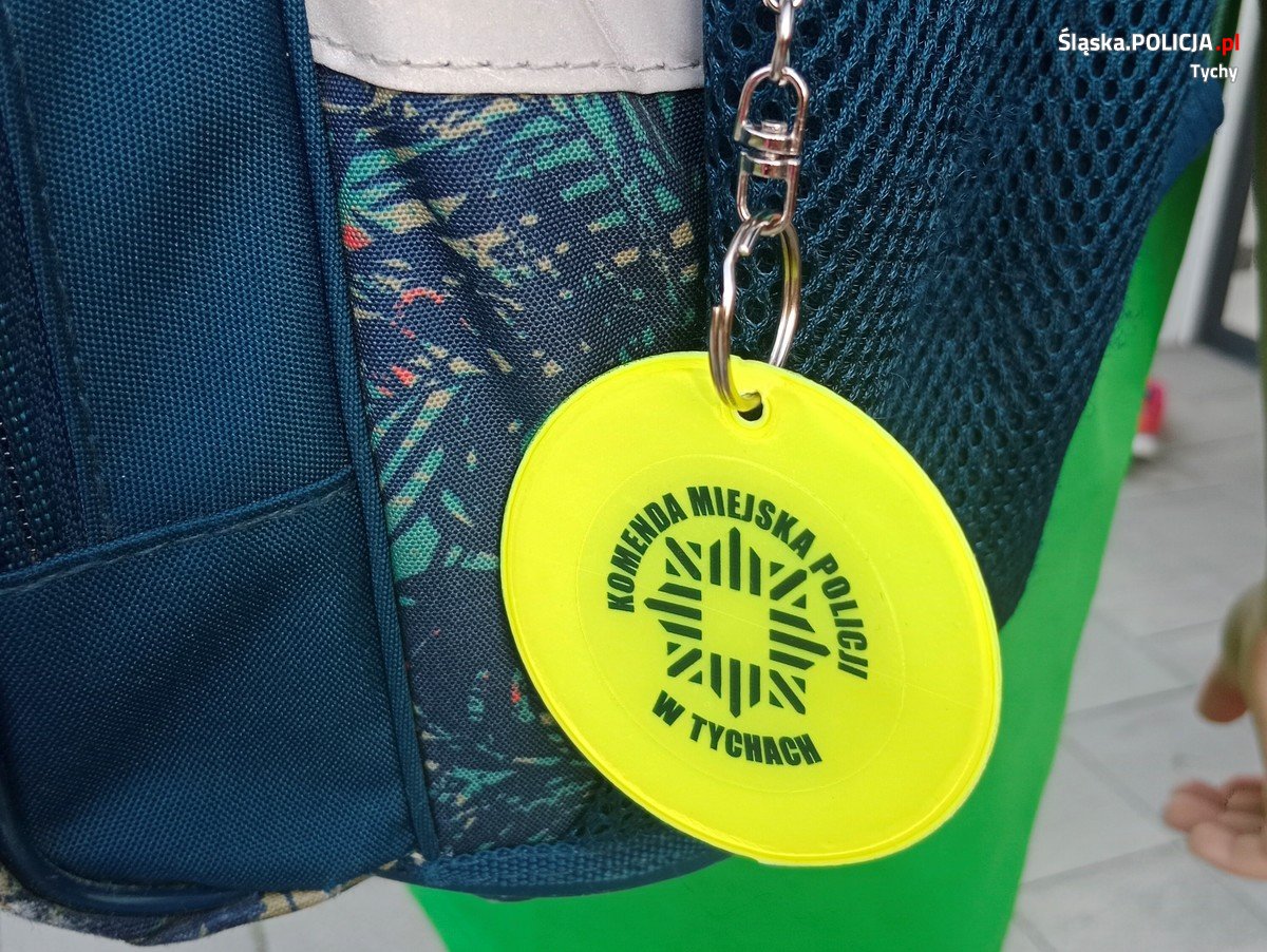 Tyscy piesi świecą przykładem: policja apeluje o noszenie odblasków