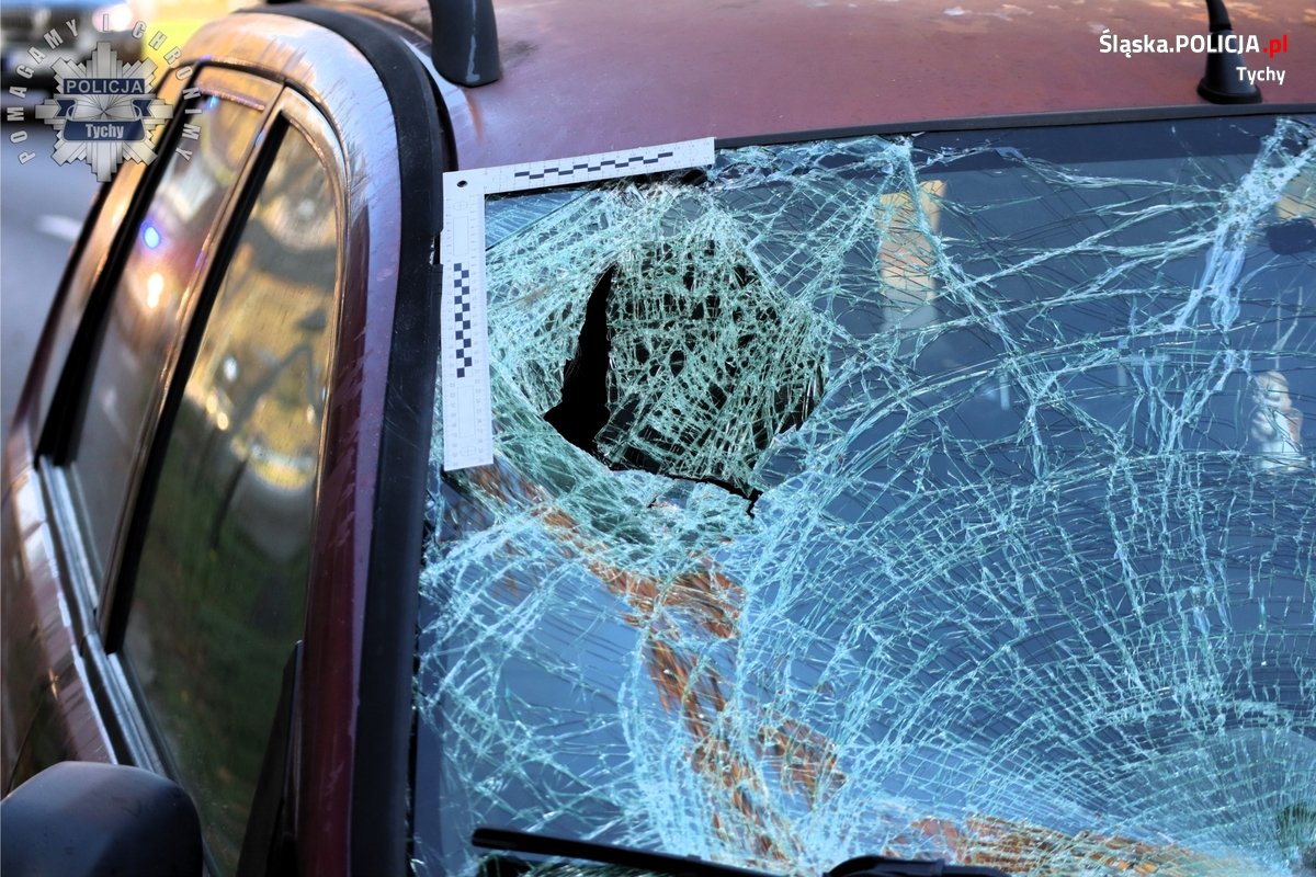 Tragiczne potrącenie na oznakowanym przejściu w Tychach – 68-latek w stanie ciężkim