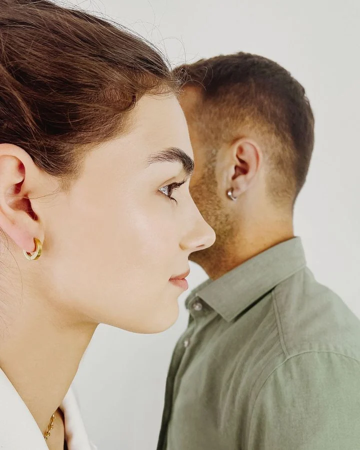 Stylizacja z biżuterią dla par – jak nosić razem?