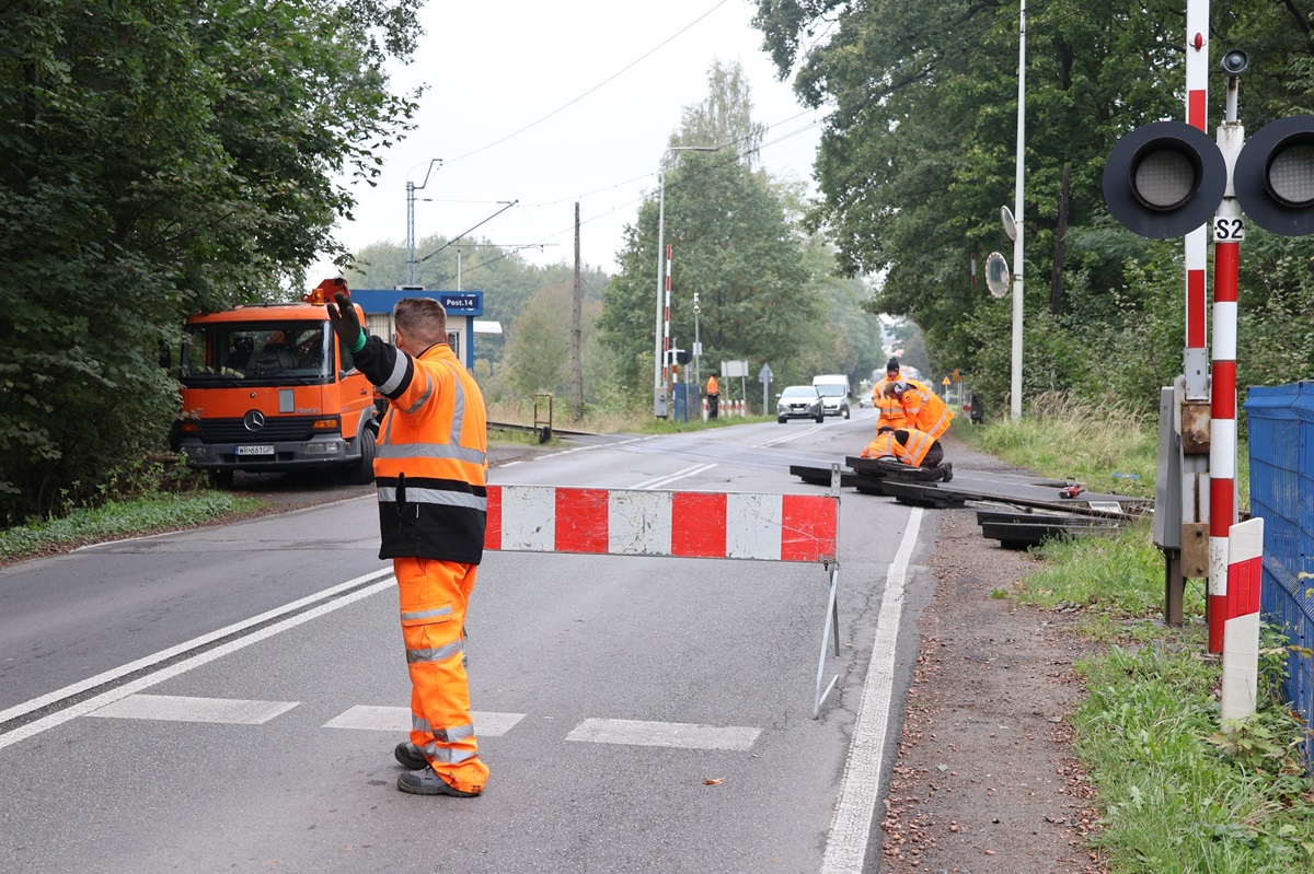 Prace modernizacyjne na przejeździe kolejowym w Orzeszu