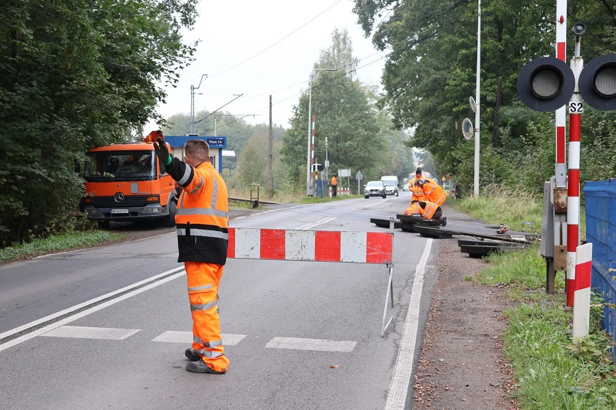 Prace modernizacyjne na przejeździe kolejowym w Orzeszu