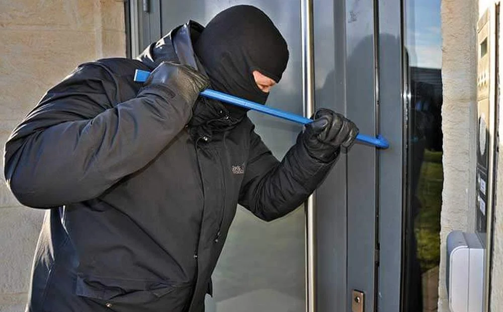 Zabezpiecz swój dom przed włamaniem – praktyczne porady na każdą kieszeń
