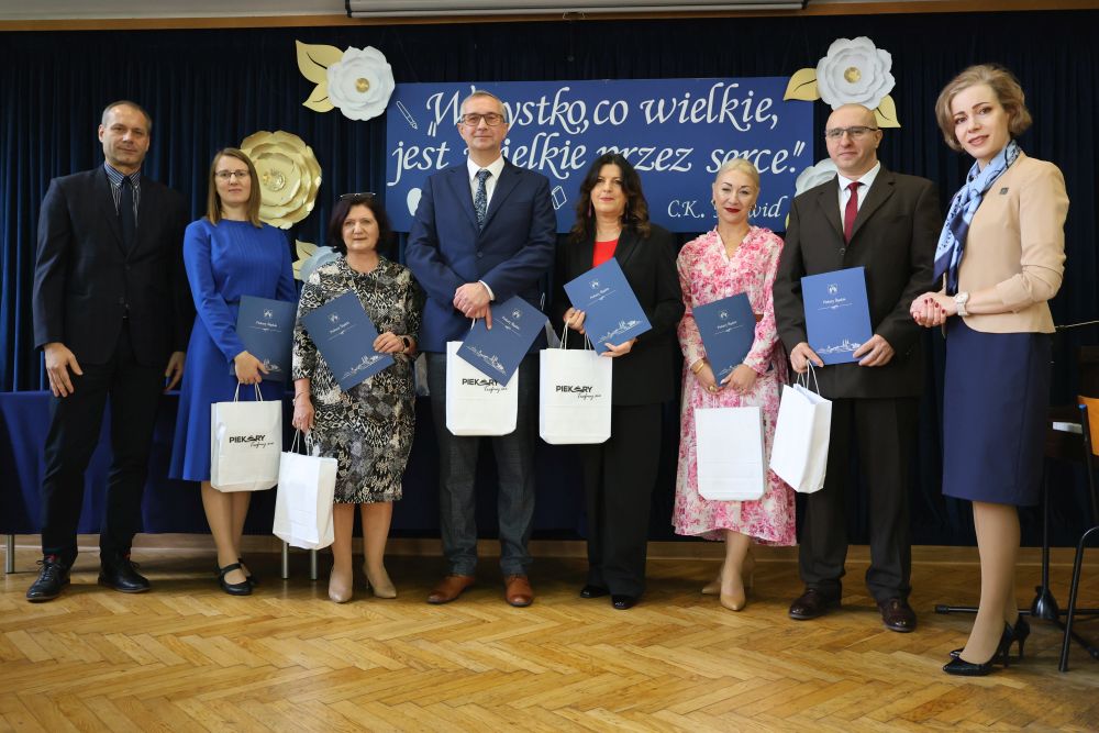 Medale, nagrody i gratulacje dla nauczycieli podczas Dnia Edukacji Narodowej 18