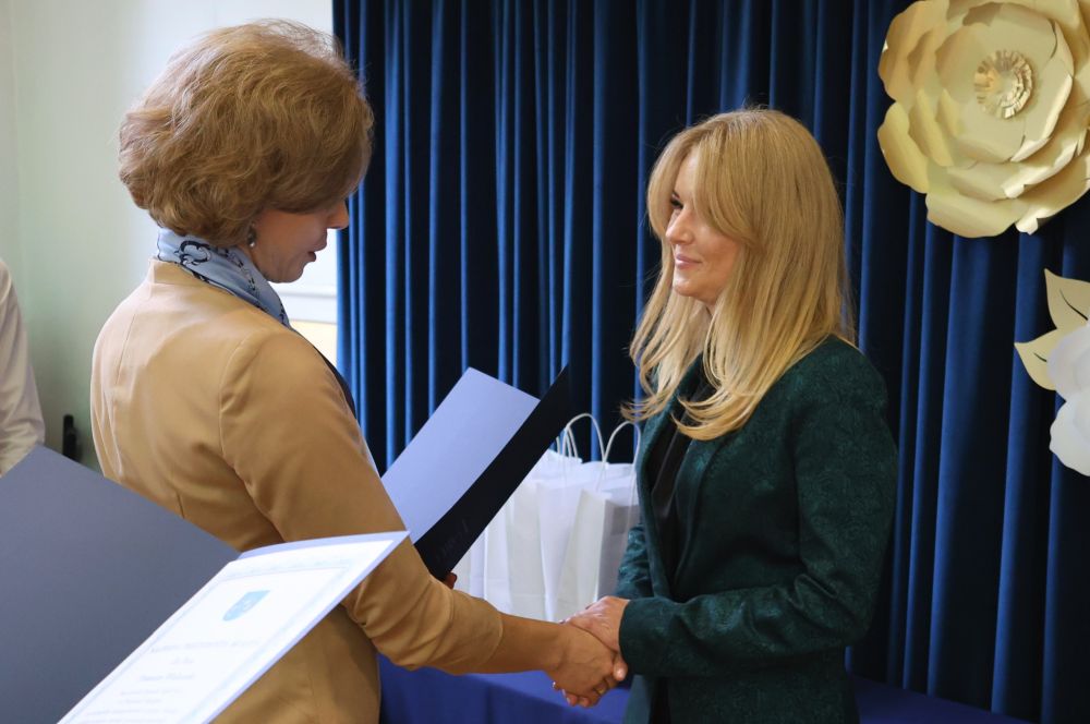 Medale, nagrody i gratulacje dla nauczycieli podczas Dnia Edukacji Narodowej 19